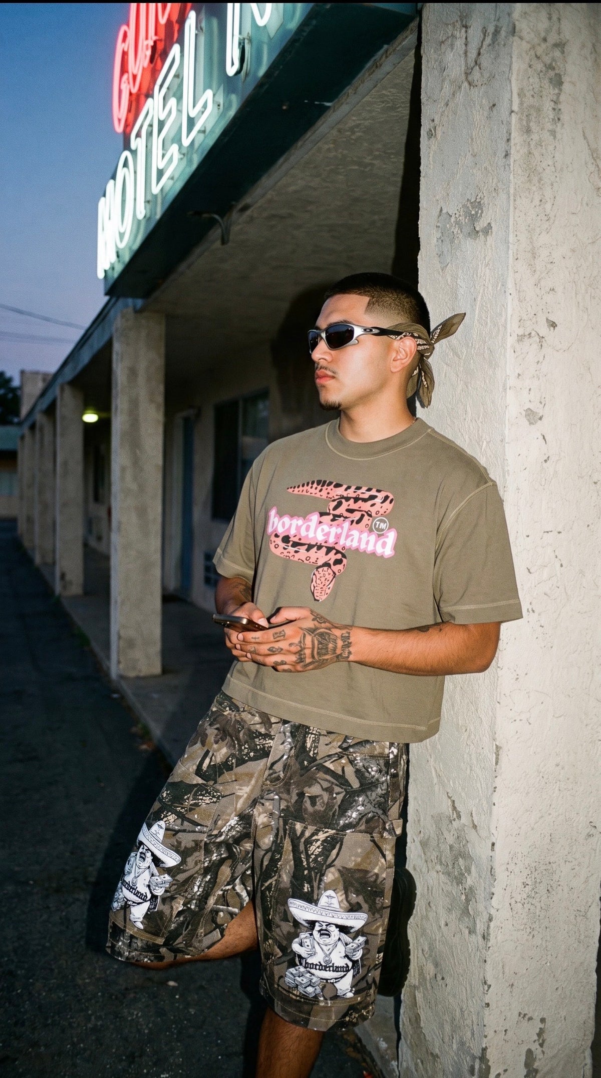 Premium tee - snake Borderland graphic, olive